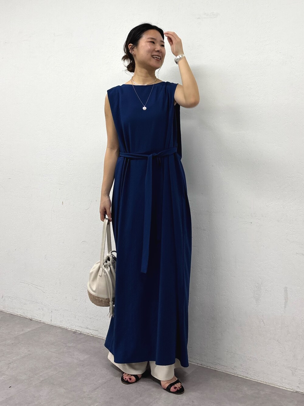 ブルー系のワンピース、ベージュ系のその他パンツ、シルバー系のチョーカーを着用したレディースの春コーディネートの4枚目の写真