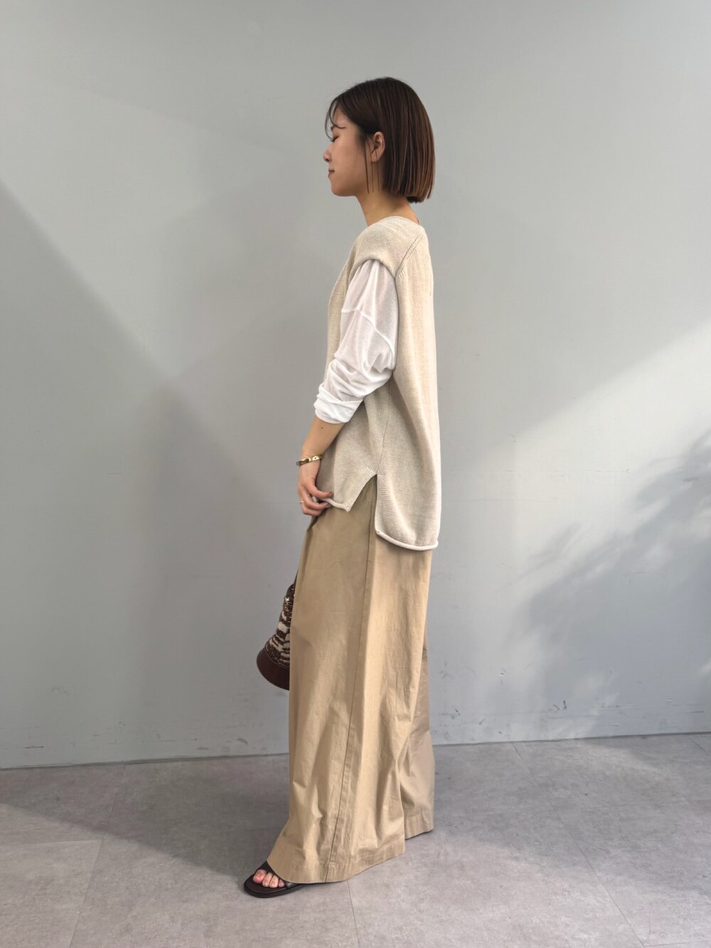 「レイヤードスタイル、大人カジュアル、春夏コーデ、淡色コーデ、シアートップス、低身長コーデ、ワントーンコーデ、ガリャルダガランテ、GALLARDAGALANTE、骨格ウェーブ、イエベ秋、20代、ニットベスト、ワイドパンツ」｜「GALLARDAGALANTEの【La nature linge】オーバーシアーロンT（Tシャツ/カットソー、ホワイト系）」を使った、SERIさん（レディース・156cm）の春コーディネートの2枚目の写真