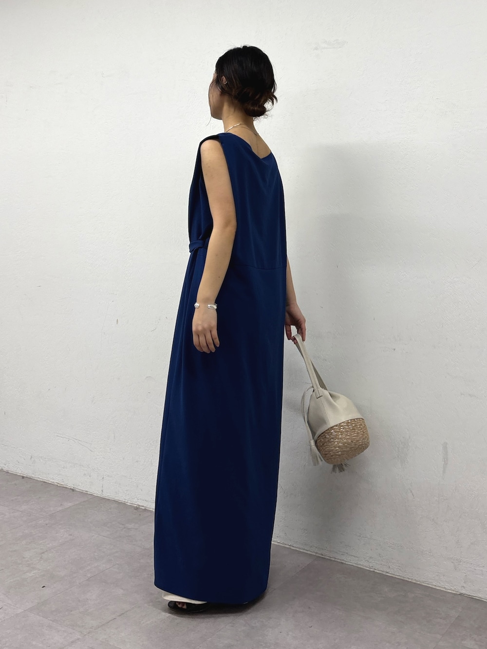 ブルー系のワンピース、ベージュ系のその他パンツ、シルバー系のチョーカーを着用したレディースの春コーディネートの2枚目の写真