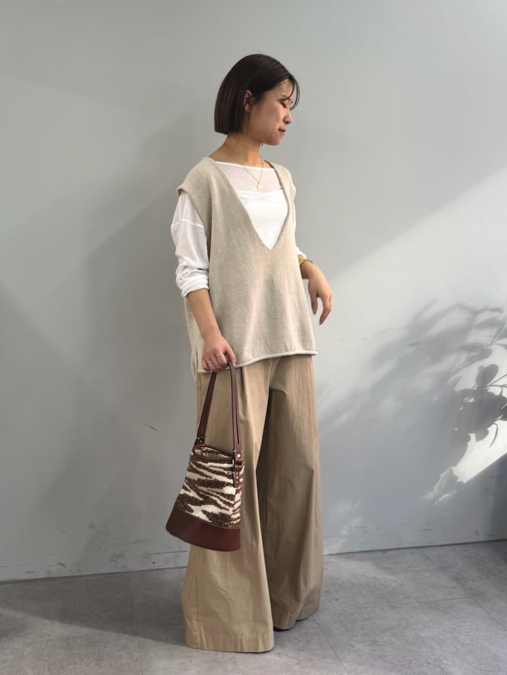 「レイヤードスタイル、大人カジュアル、春夏コーデ、淡色コーデ、シアートップス、低身長コーデ、ワントーンコーデ、ガリャルダガランテ、GALLARDAGALANTE、骨格ウェーブ、イエベ秋、20代、ニットベスト、ワイドパンツ」｜「GALLARDAGALANTEの【La nature linge】オーバーシアーロンT（Tシャツ/カットソー、ホワイト系）」を使った、SERIさん（レディース・156cm）の春コーディネートの4枚目の写真