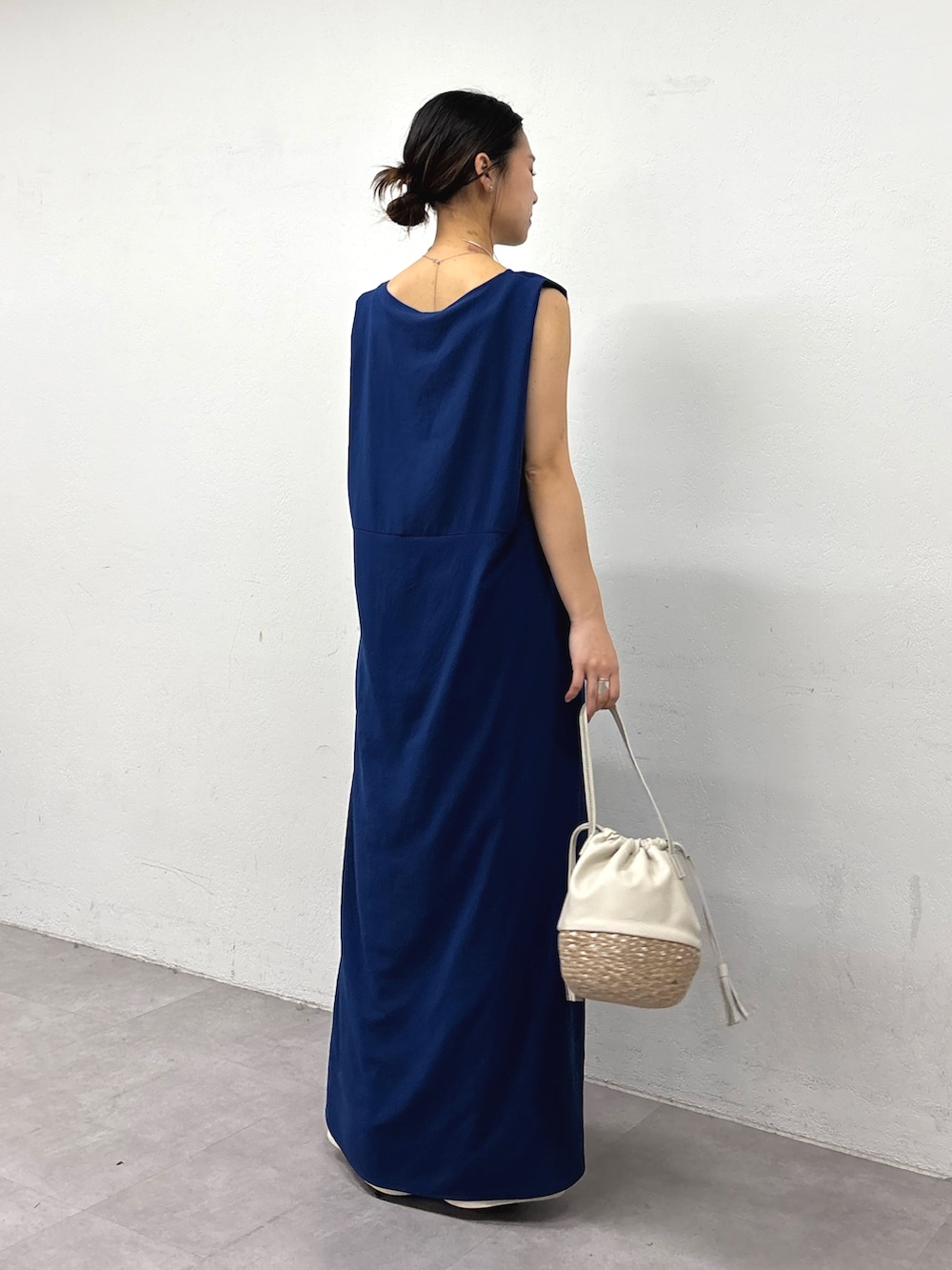 ブルー系のワンピース、ベージュ系のその他パンツ、シルバー系のチョーカーを着用したレディースの春コーディネートの3枚目の写真