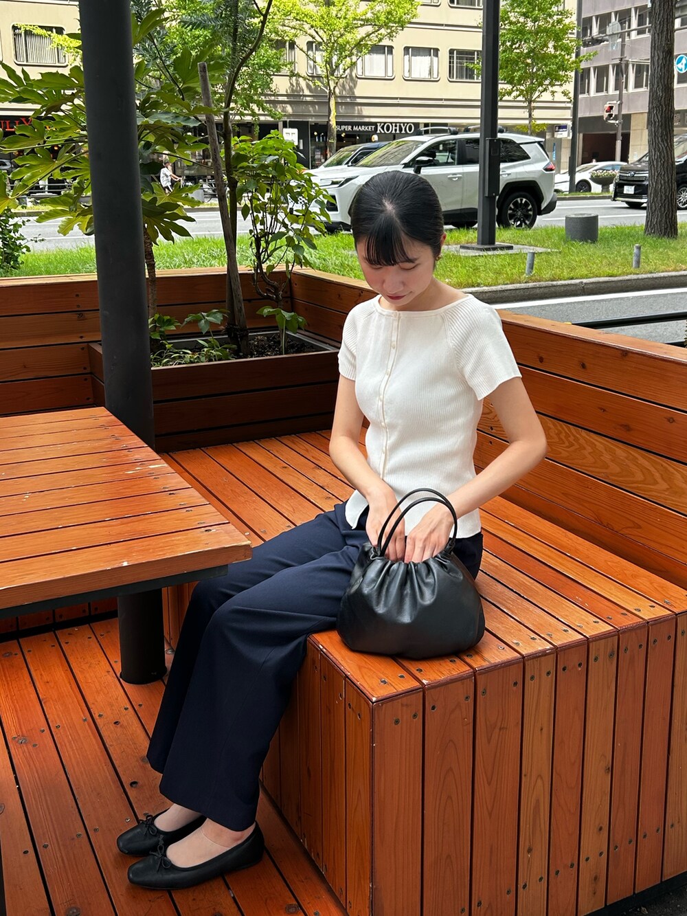 ブラック系のショルダーバッグを着用したレディースの夏コーディネートの2枚目の写真