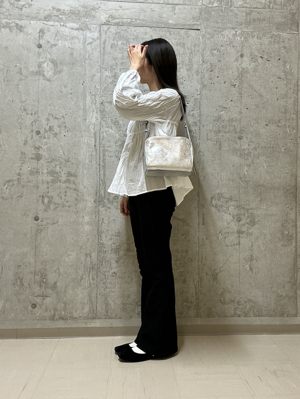 シルバー系のトートバッグを着用したレディースの冬コーディネートの3枚目の写真