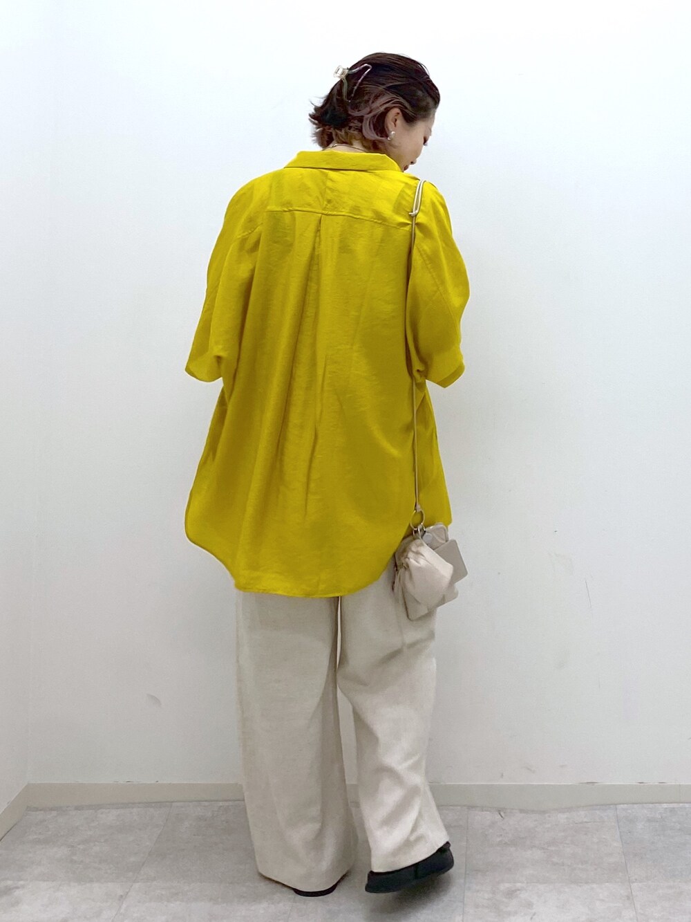 イエロー系のシャツ/ブラウス、ブラック系のサンダル、ブラック系のタンクトップを着用したレディースの夏コーディネートの4枚目の写真