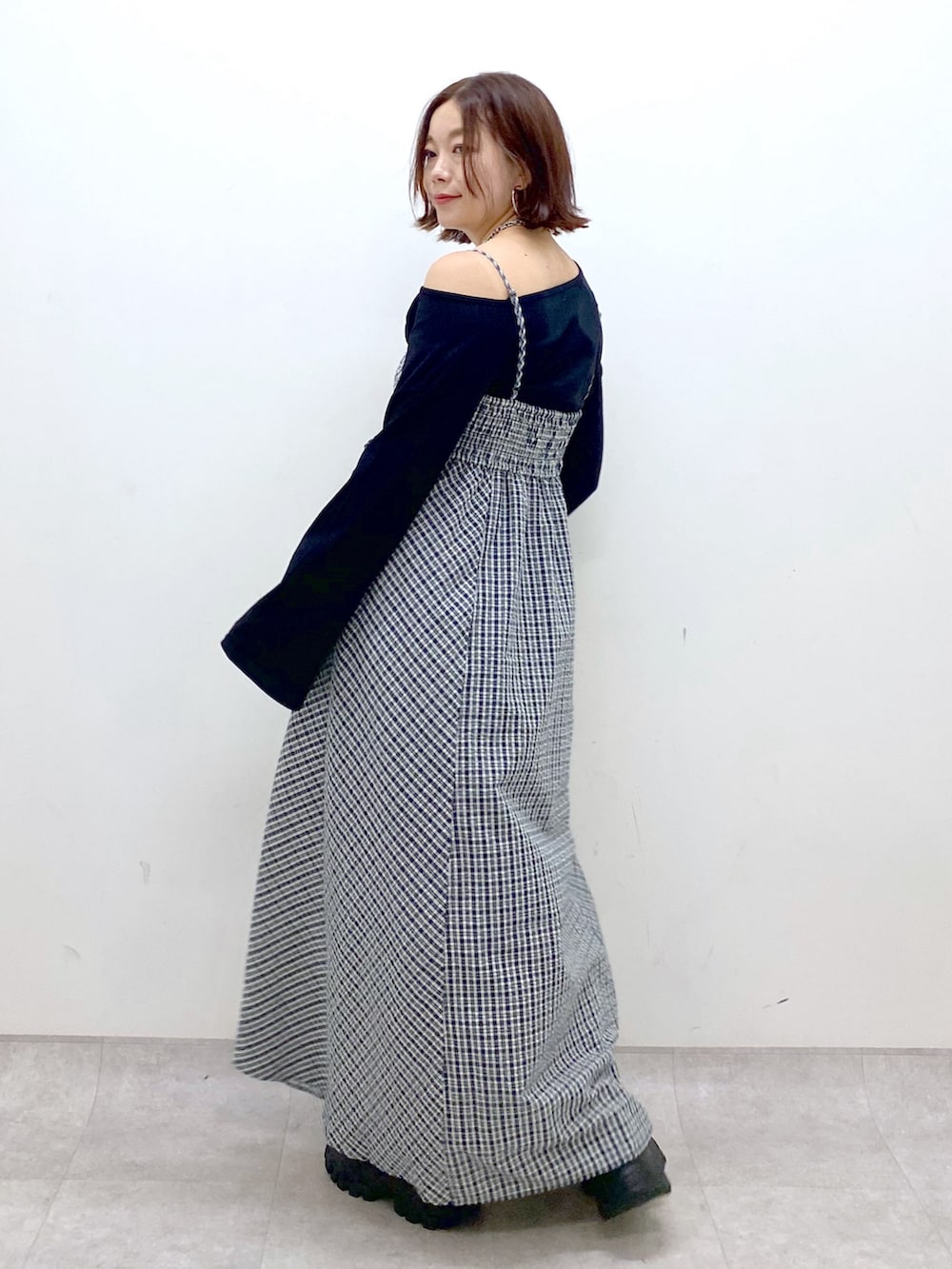 「秋服準備はじめました、お出かけコーデ、厚底シューズ、キレイめカジュアル、キャミワンピ、デートコーデ、休日スタイル、スニーカー、低身長、オトナカジュアル、秋コーデ、チェック、チェックワンピース、オフショル、モノトーン」｜「PAGEBOYのアソートチェックキャミワンピース（ワンピース、ホワイト系）」を使った、Chisaさん（レディース・154cm）の秋コーディネートの6枚目の写真