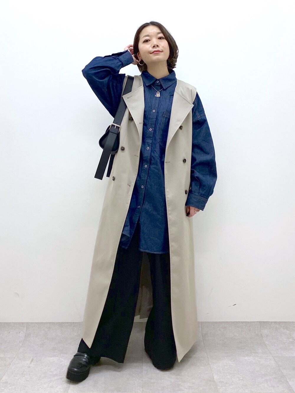 ベージュ系のジャケット/アウター、ブラック系のパンツ、ブルー系のトップスを着用したレディースの春コーディネートの2枚目の写真