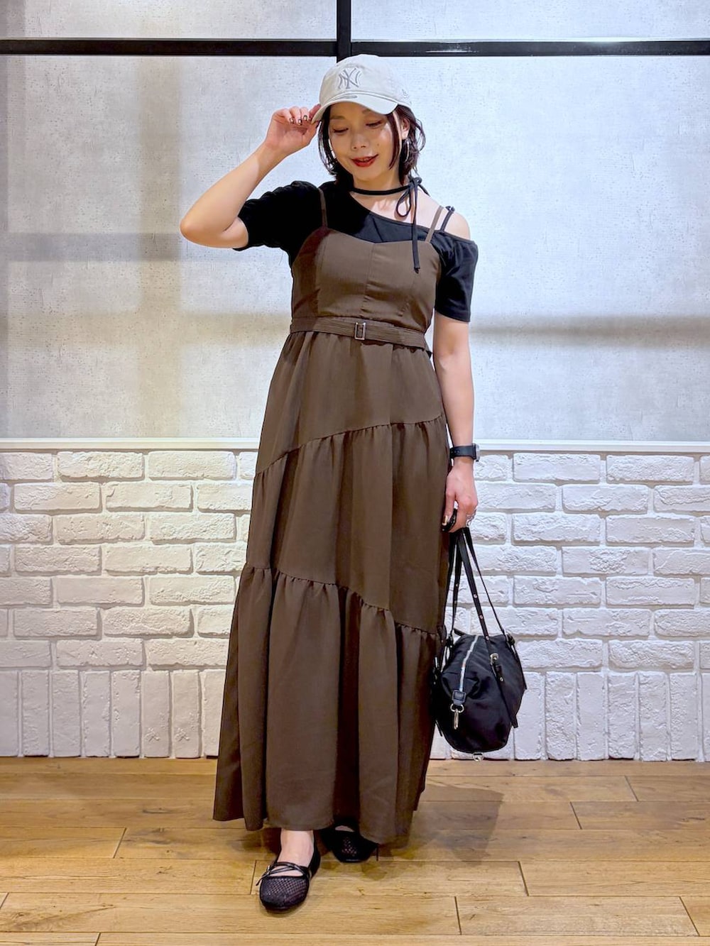 ブラック系のパンプス、ブラック系のトートバッグ、ブラック系のTシャツ/カットソーを着用したレディースの春コーディネートの9枚目の写真