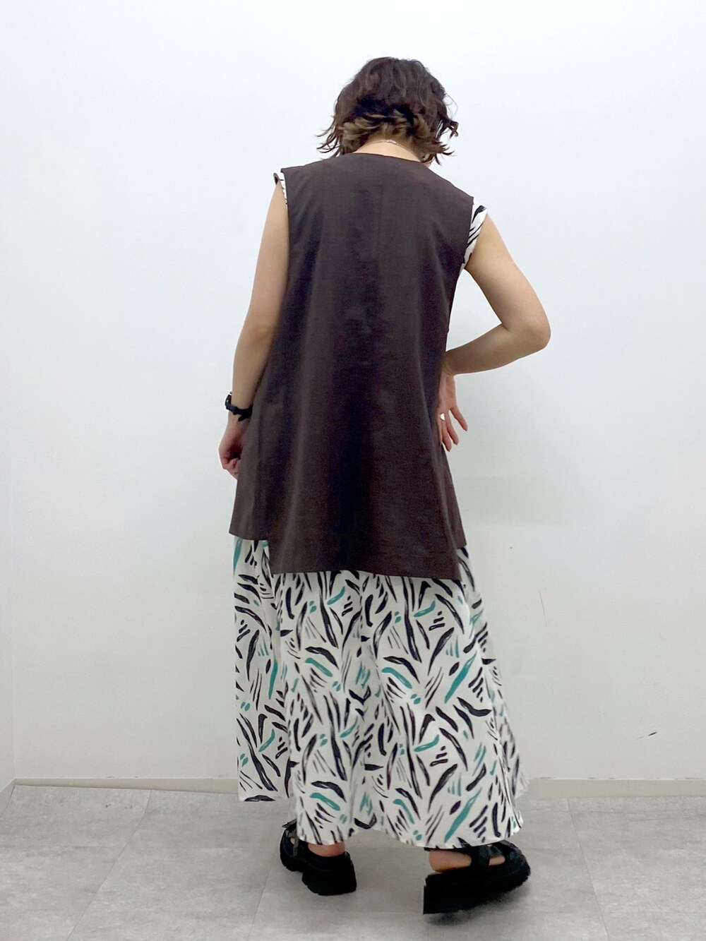 ホワイト系のワンピース、ブラウン系のその他アウター、ブラック系のサンダルを着用したレディースの夏コーディネートの4枚目の写真