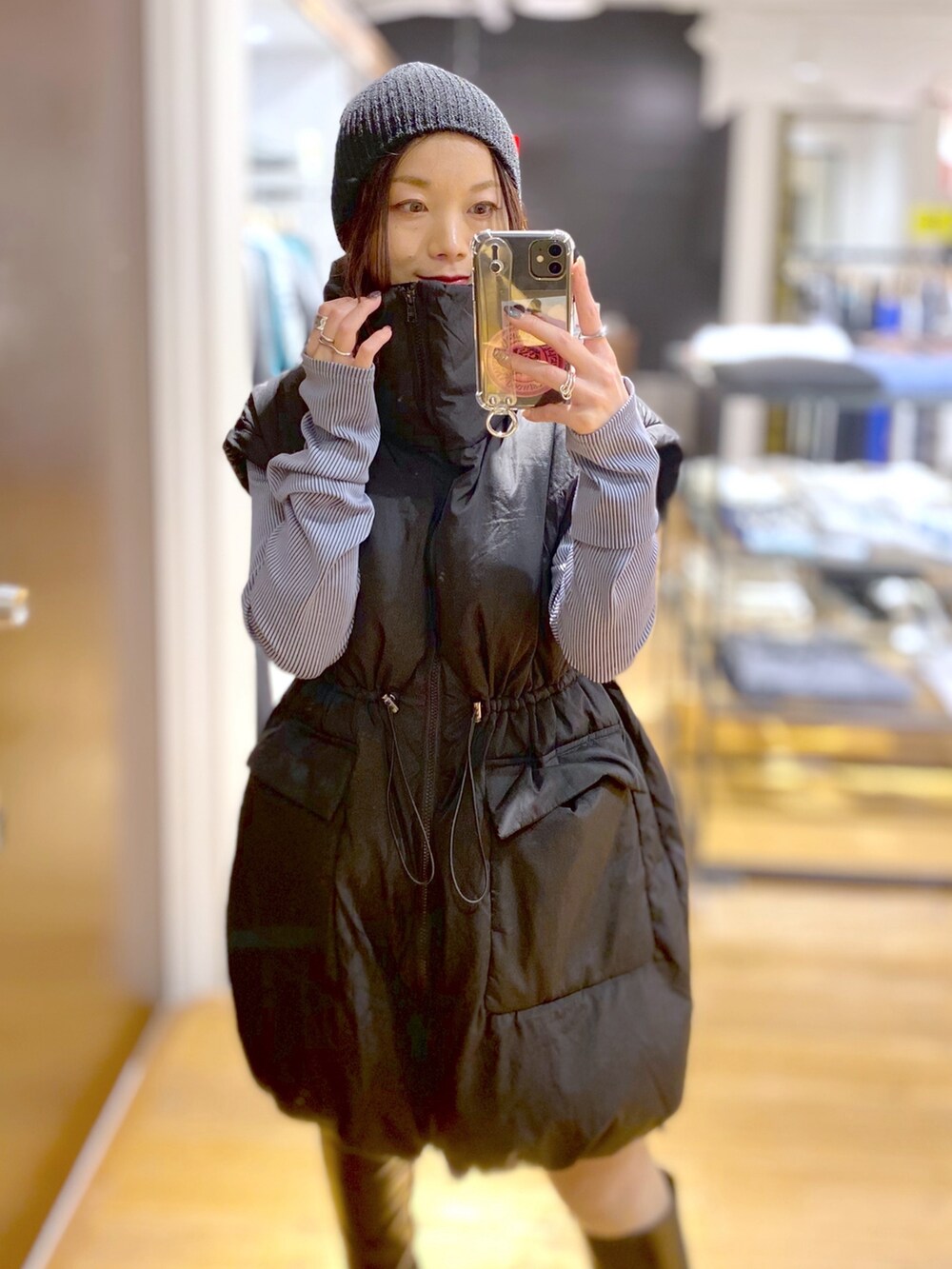 ブラック系のブルゾン、ブルー系のTシャツ/カットソー、グレー系のその他パンツを着用したレディースの冬コーディネートの2枚目の写真