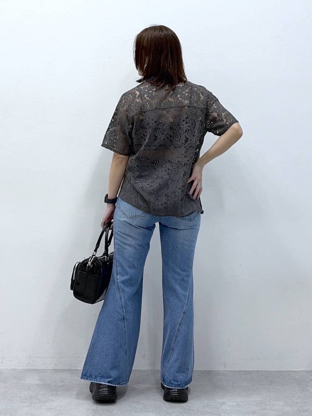 グレー系のシャツ/ブラウス、ブラック系のショルダーバッグ、ブラック系のベルトを着用したレディースの春コーディネートの6枚目の写真