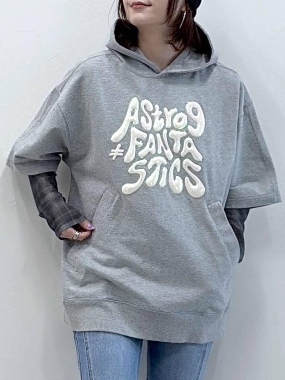 ブルー系のデニムパンツ、ブラック系のサンダル、グレー系のTシャツ/カットソーを着用したレディースの春コーディネートの3枚目の写真