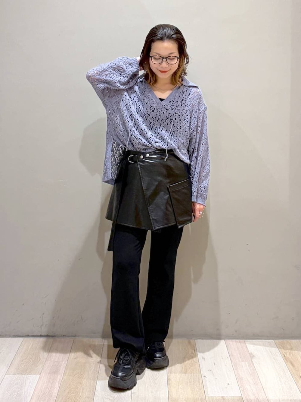 ブラック系のスニーカー、ブラック系のその他パンツ、パープル系のニット/セーターを着用したレディースの秋コーディネートの4枚目の写真