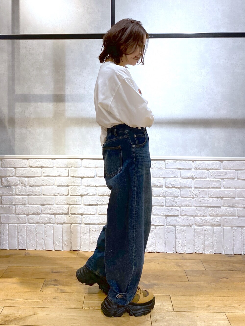 ブルー系のシャツ/ブラウス、ブルー系のデニムパンツ、ブラウン系のブーツを着用したレディースの冬コーディネートの4枚目の写真
