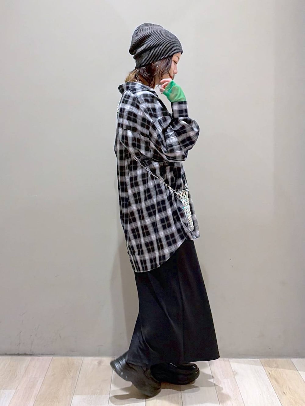 ブラック系のローファー、ブラック系のシャツ/ブラウス、ブラック系のTシャツ/カットソーを着用したレディースの夏コーディネートの5枚目の写真