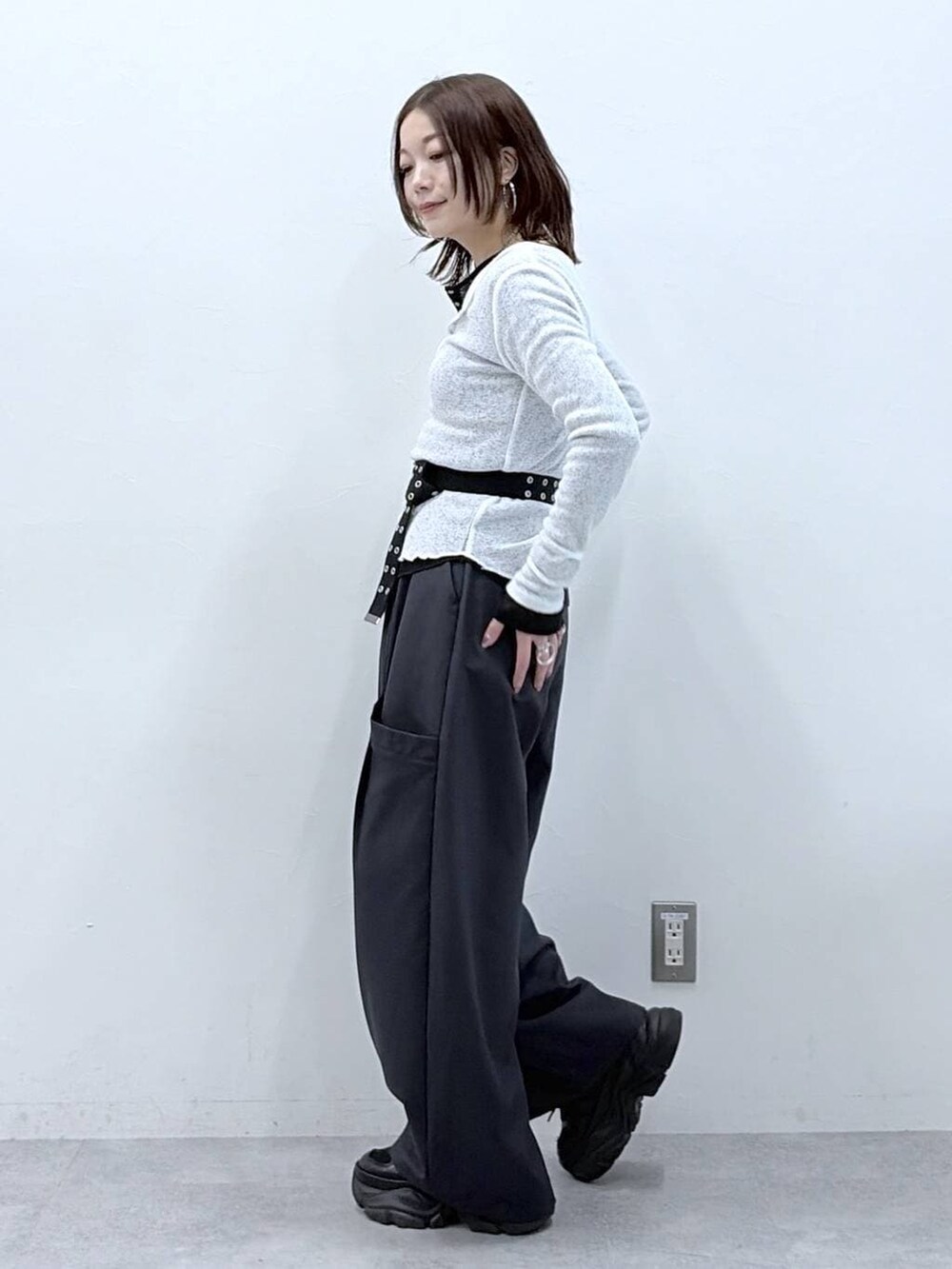 ブラック系のスニーカー、ブラック系のTシャツ/カットソー、ホワイト系のTシャツ/カットソーを着用したレディースの春コーディネートの5枚目の写真