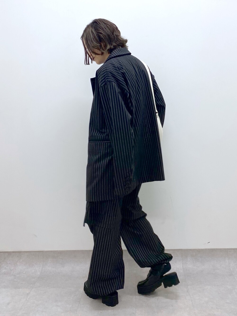 ブラック系のローファー、その他のジャケット/アウター、その他のパンツを着用したレディースの冬コーディネートの2枚目の写真