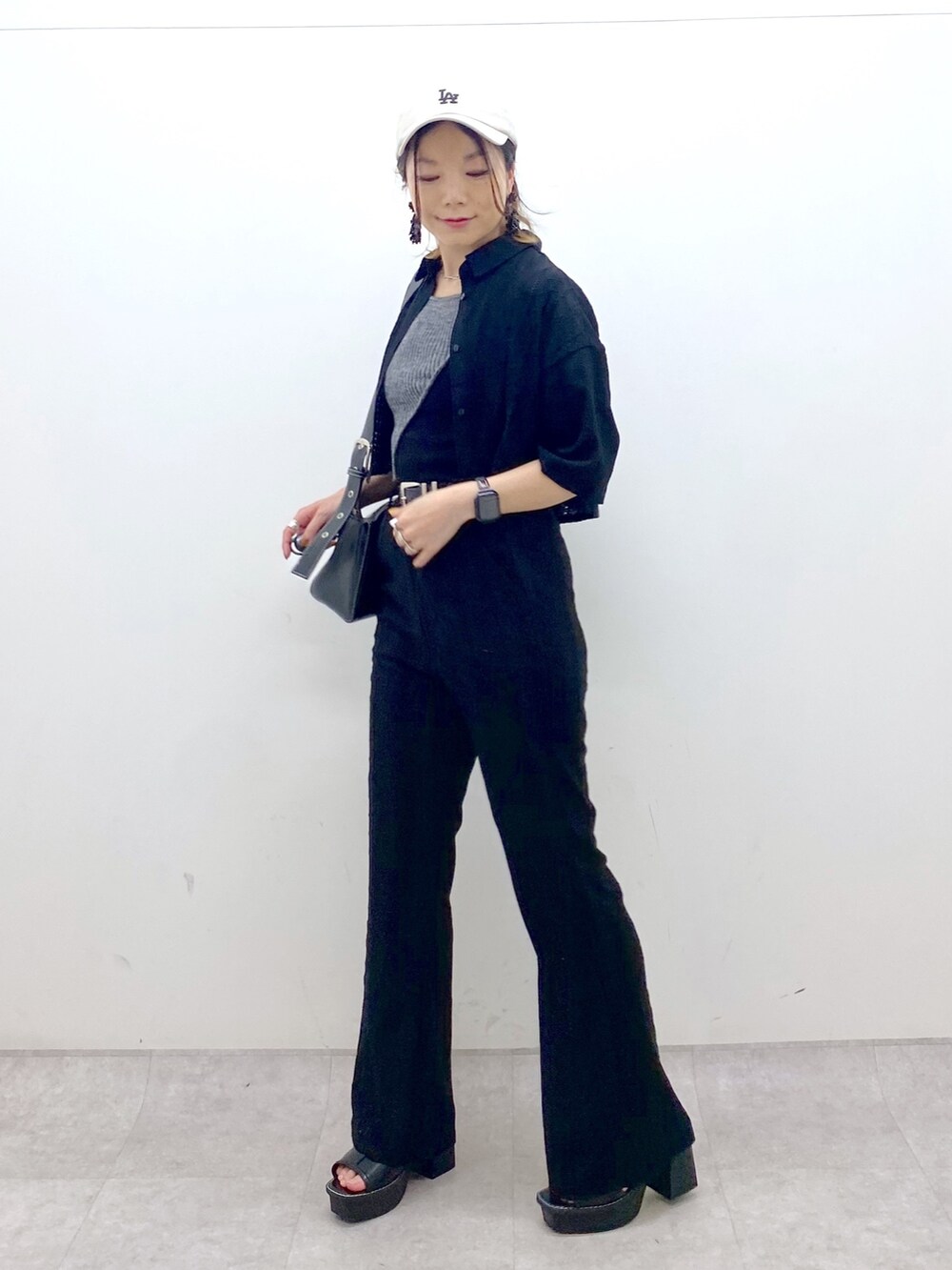 ブラック系のその他パンツ、ブラック系のタンクトップ、ブラック系のショルダーバッグを着用したレディースの夏コーディネートの3枚目の写真