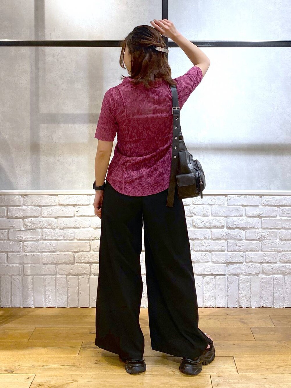 「低身長、きれいめ、若見え、夏コーデ、モード、ショルダーバッグ、PAGEBOY、サンダル、骨格ウェーブ_PAGEBOY、大人カジュアル、厚底シューズ、ブラウス、ポロシャツ、スラックス、ワイドパンツ」｜「PAGEBOYのダッドコンビスポサン（サンダル、ブラック系）」を使った、Chisaさん（レディース・154cm）の夏コーディネートの6枚目の写真