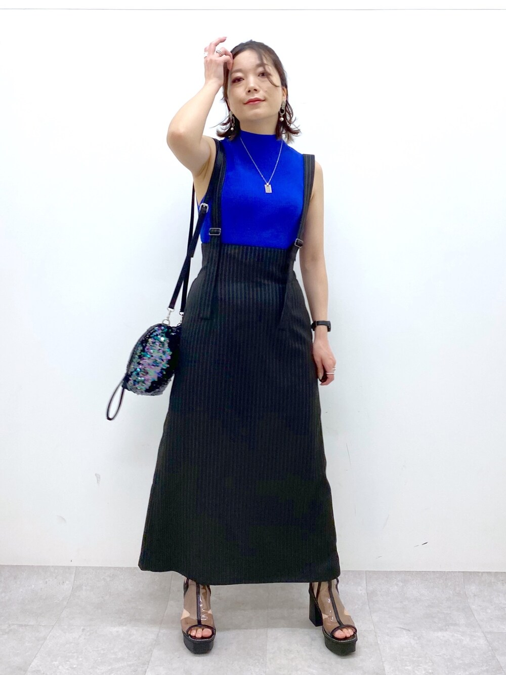 ブルー系のTシャツ/カットソー、その他のワンピース、ブラック系のショルダーバッグを着用したレディースの夏コーディネートの9枚目の写真