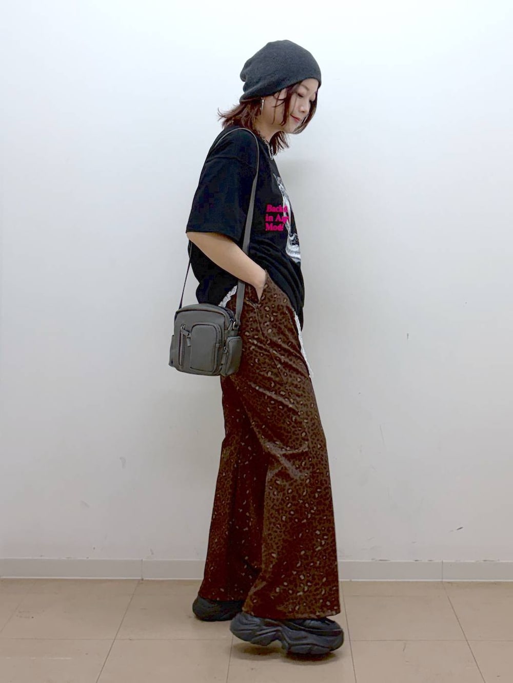 ブラック系のスニーカー、グレー系のショルダーバッグ、その他のその他パンツを着用したレディースの春コーディネートの5枚目の写真