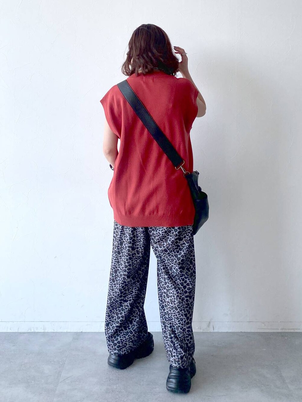 ブラック系のスニーカー、ブラック系のキャミソール、その他のその他パンツを着用したレディースの夏コーディネートの6枚目の写真