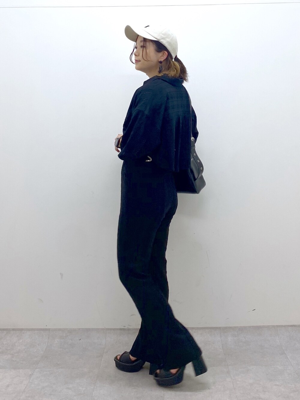 ブラック系のその他パンツ、ブラック系のタンクトップ、ブラック系のショルダーバッグを着用したレディースの夏コーディネートの4枚目の写真