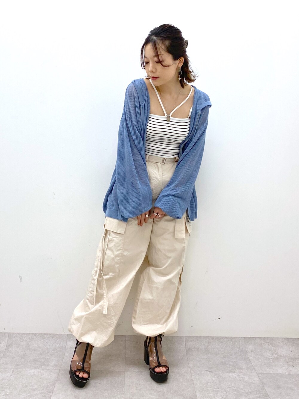 ホワイト系のカーゴパンツ、その他のサンダル、ブラック系のキャミソールを着用したレディースの夏コーディネートの5枚目の写真