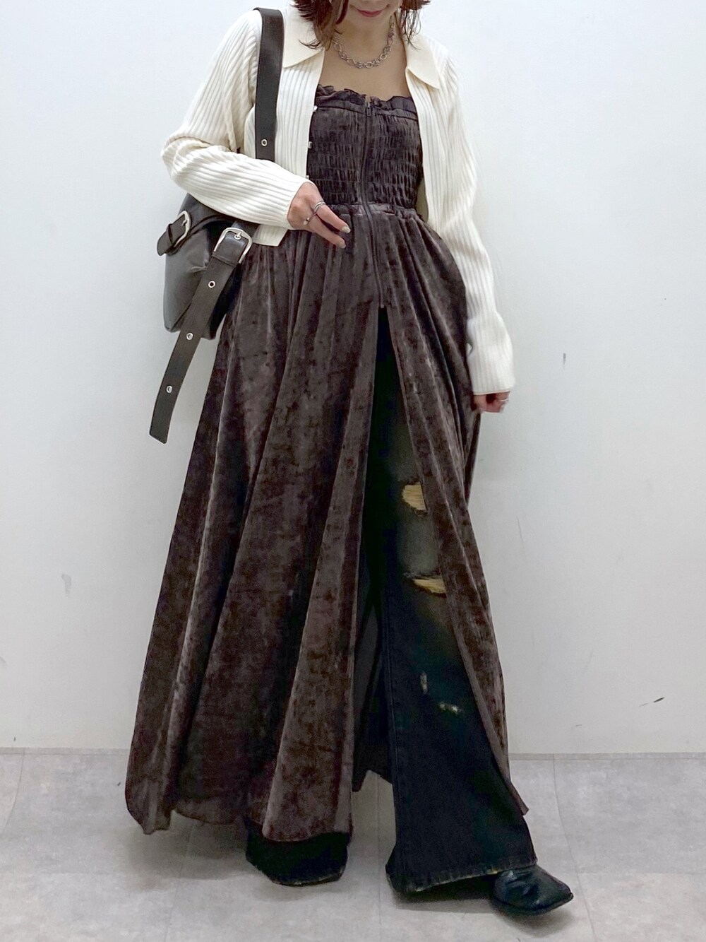 ブラウン系のワンピース、ブラウン系のショルダーバッグ、ブラック系のブーツを着用したレディースの秋コーディネートの2枚目の写真