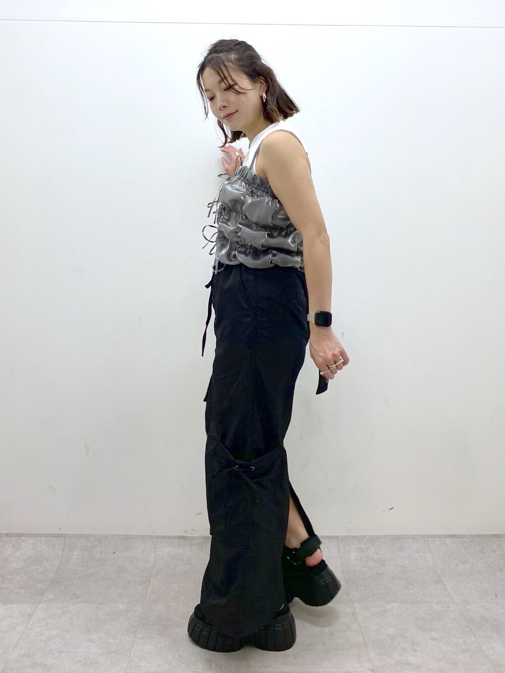ブラック系のスニーカー、ブラック系のスカート、ブラック系のショルダーバッグを着用したレディースの夏コーディネートの7枚目の写真