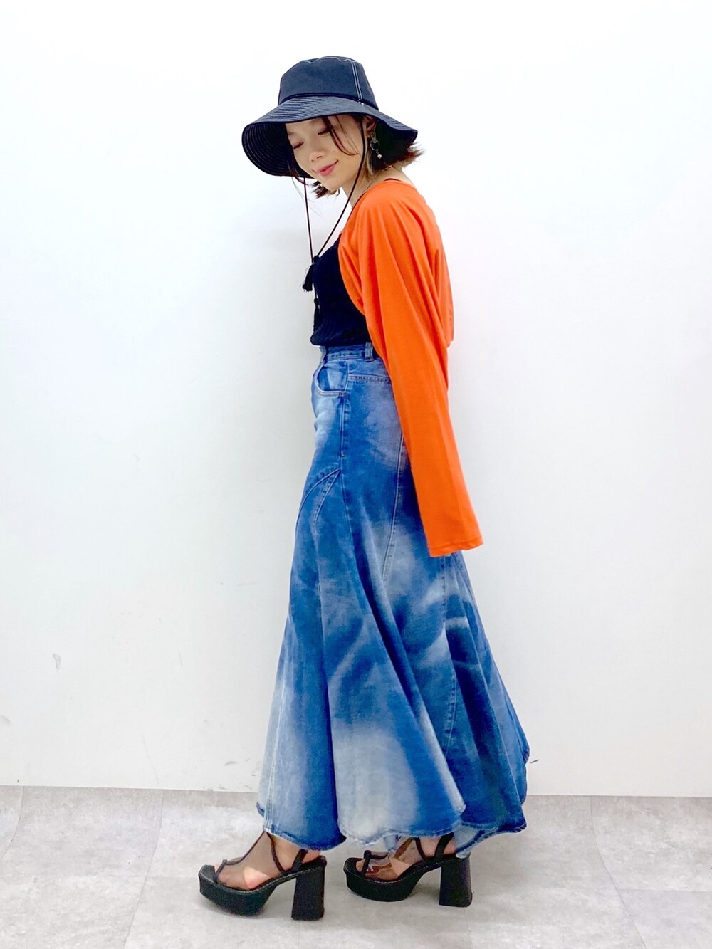 ブルー系のスカート、その他のサンダル、ブラック系のトップスを着用したレディースの夏コーディネートの3枚目の写真