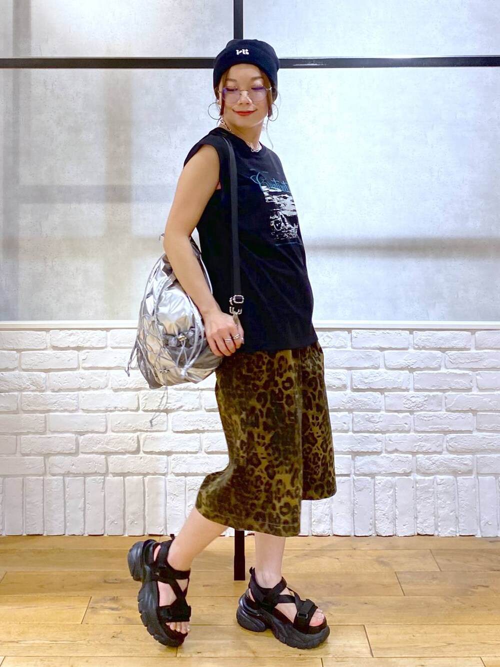 ブラック系のサンダル、シルバー系のバックパック/リュック、その他のその他パンツを着用したレディースの夏コーディネートの5枚目の写真