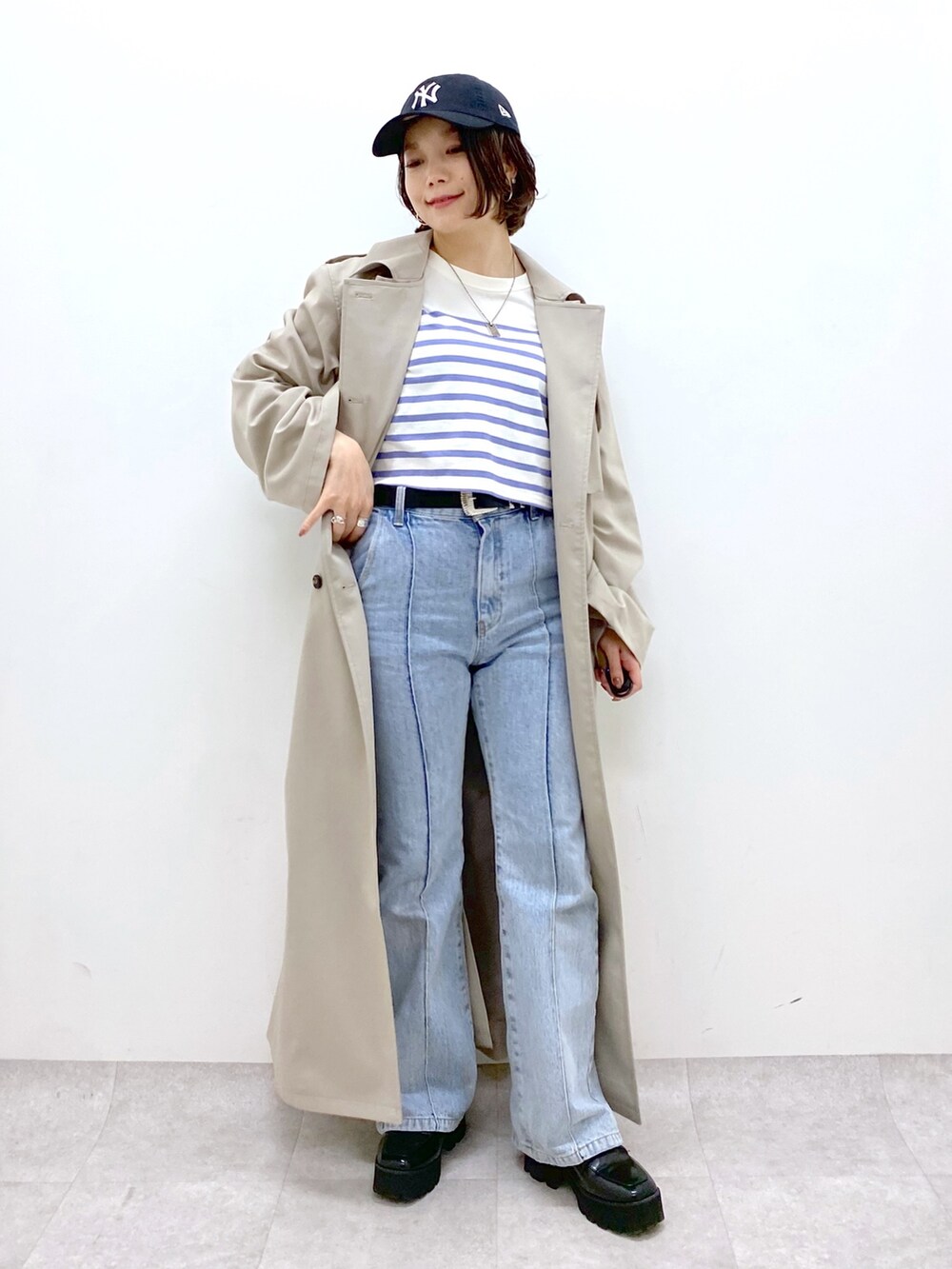 ブラック系のパンツ、ブラック系のローファー、パープル系のトップスを着用したレディースの春コーディネートの5枚目の写真