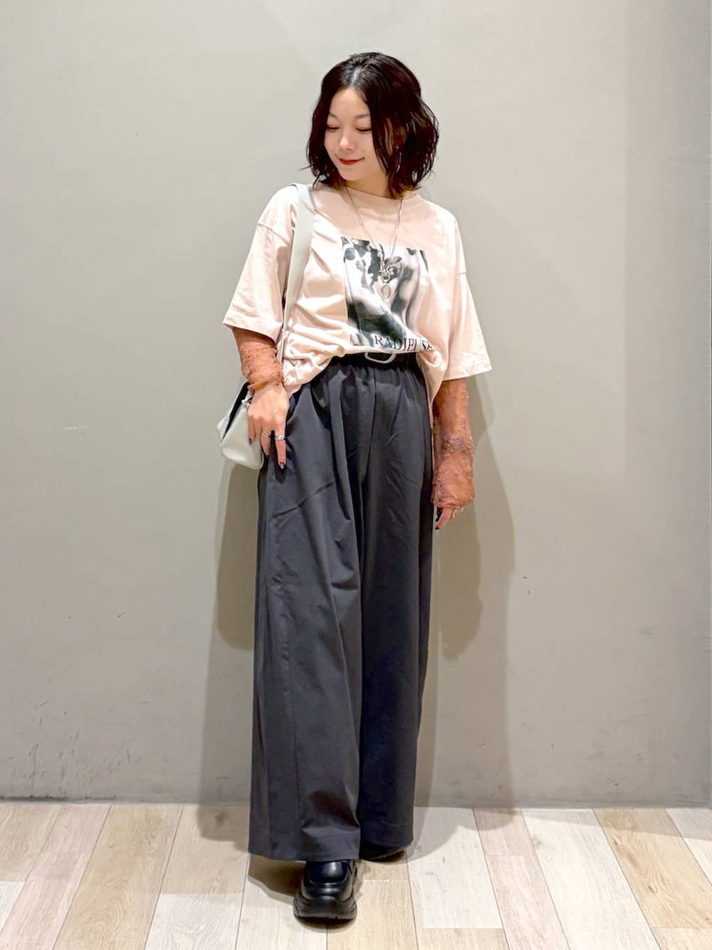 ブラック系のローファー、グレー系のショルダーバッグ、ピンク系のTシャツ/カットソーを着用したレディースの夏コーディネートの8枚目の写真