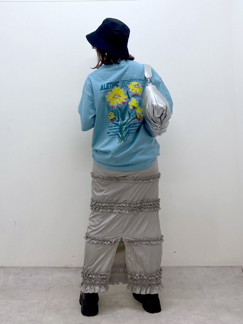 ブルー系のTシャツ/カットソー、シルバー系のショルダーバッグ、グレー系のスカートを着用したレディースの夏コーディネートの7枚目の写真