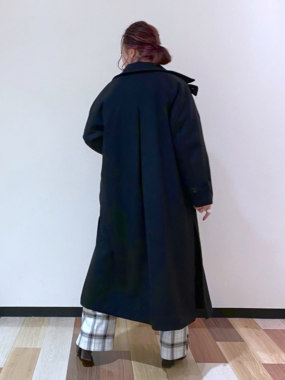 グリーン系のカーディガン/ボレロ、ブラック系のチェスターコート、ブラック系のニット/セーターを着用したレディースの冬コーディネートの4枚目の写真