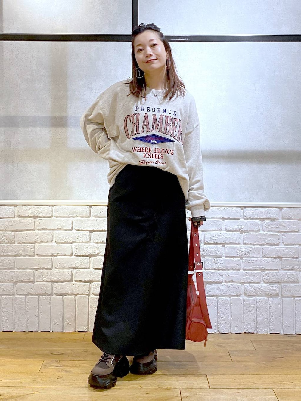 ブラウン系のブーツ、シルバー系のTシャツ/カットソー、ベージュ系のスウェットを着用したレディースの冬コーディネートの8枚目の写真