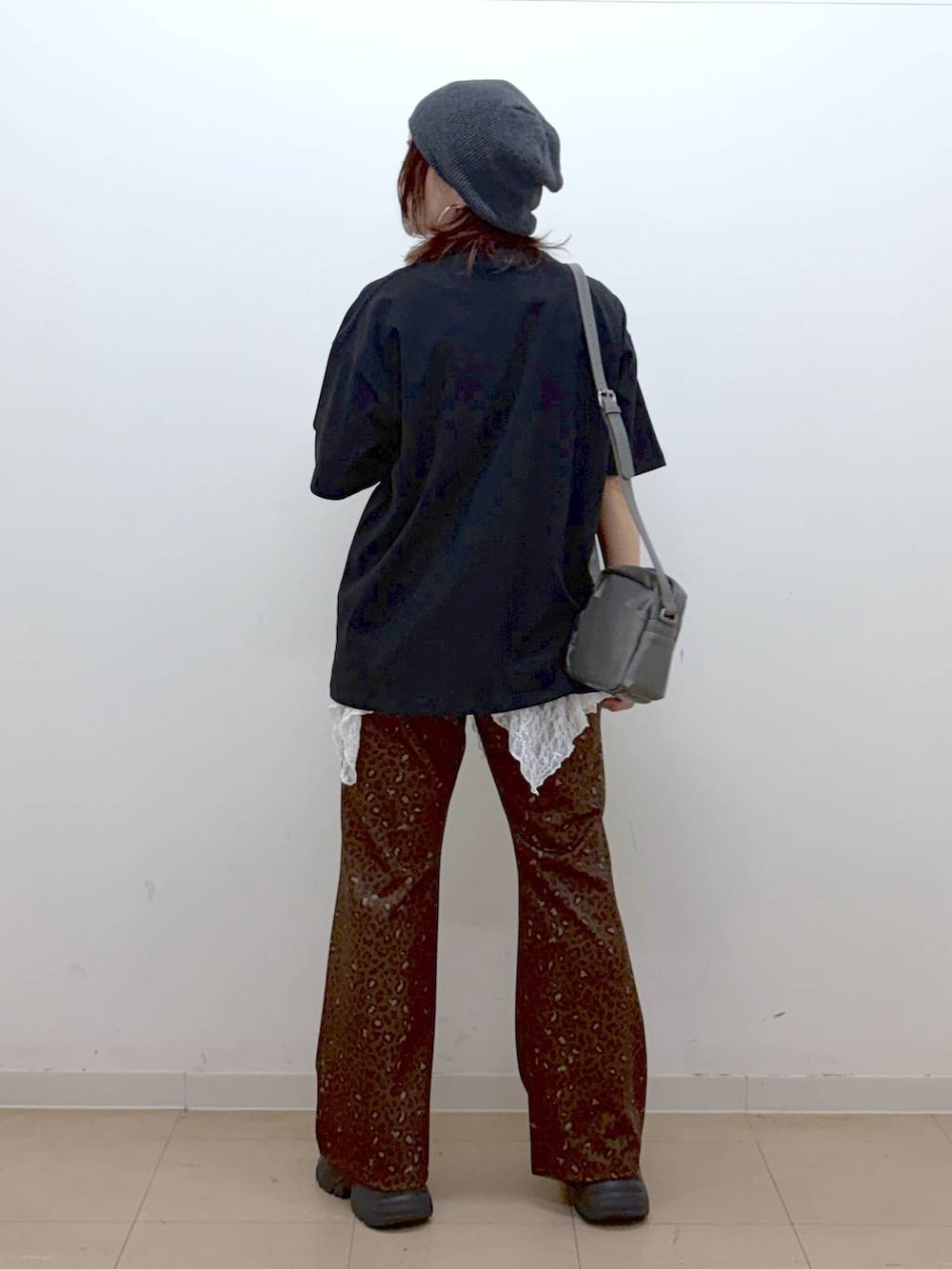 ブラック系のスニーカー、グレー系のショルダーバッグ、その他のその他パンツを着用したレディースの春コーディネートの6枚目の写真