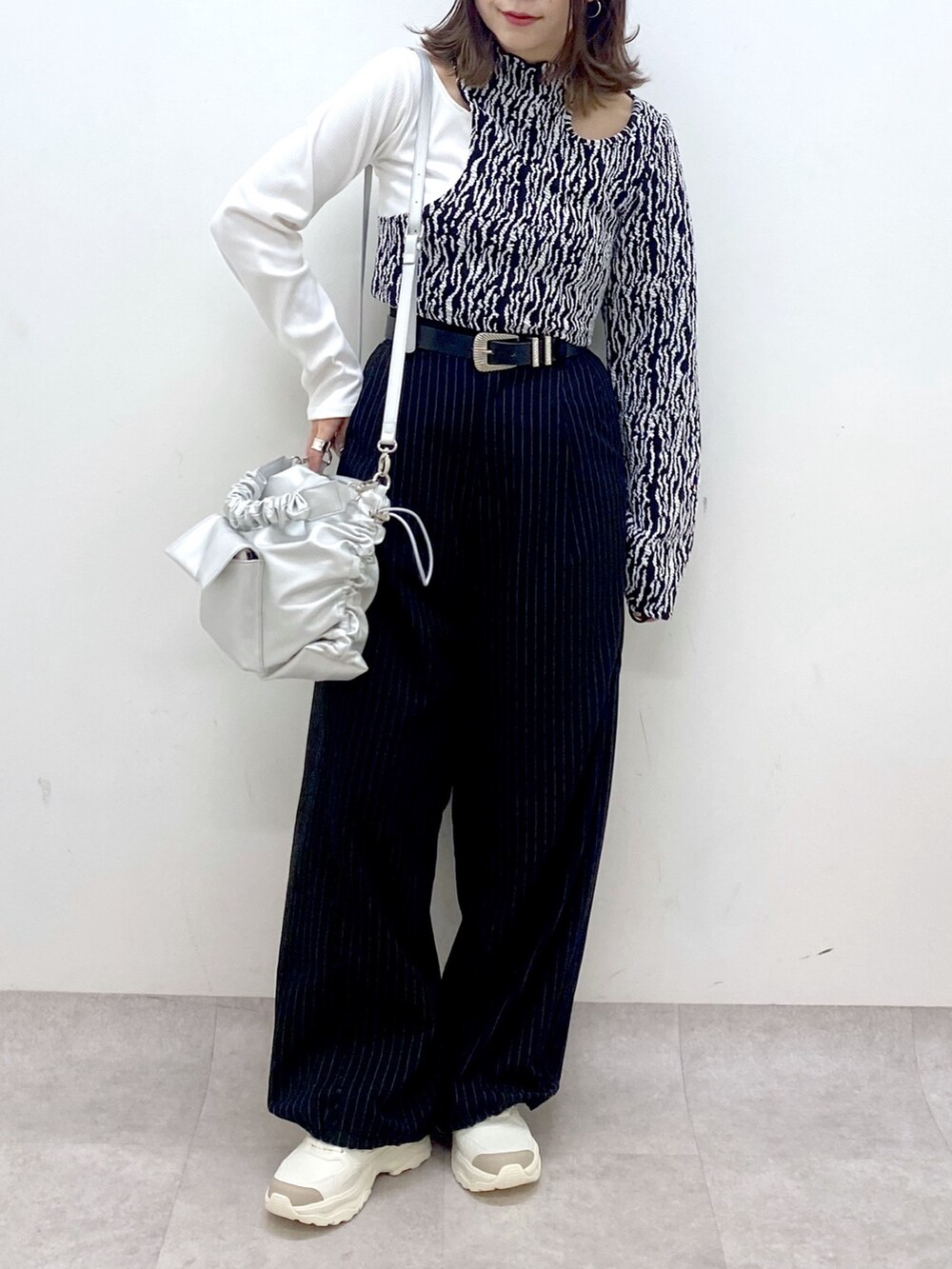 ホワイト系のTシャツ/カットソー、シルバー系のショルダーバッグ、その他のその他パンツを着用したレディースの春コーディネートの3枚目の写真