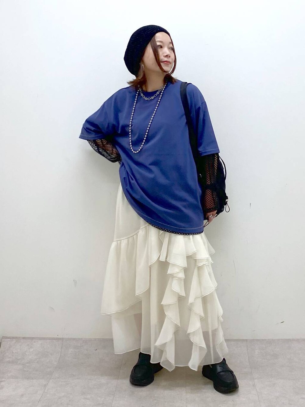 「低身長、きれいめ、若見え、春コーデ、夏コーデ、モード、PAGEBOY、どっと変わっちゃえ、骨格ウェーブ_PAGEBOY、大人カジュアル、レイヤードスタイル、Tシャツ、スカート、ロングスカート、ニット帽」｜「PAGEBOYのラメペーパービーニー（ニットキャップ/ビーニー、ブラック系）」を使った、Chisaさん（レディース・154cm）の春コーディネートの4枚目の写真