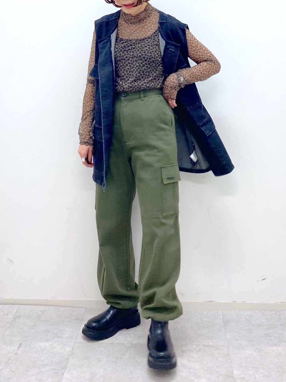 その他のその他トップス、ブラック系のシューズ、グリーン系のカーゴパンツを着用したレディースの秋コーディネートの5枚目の写真