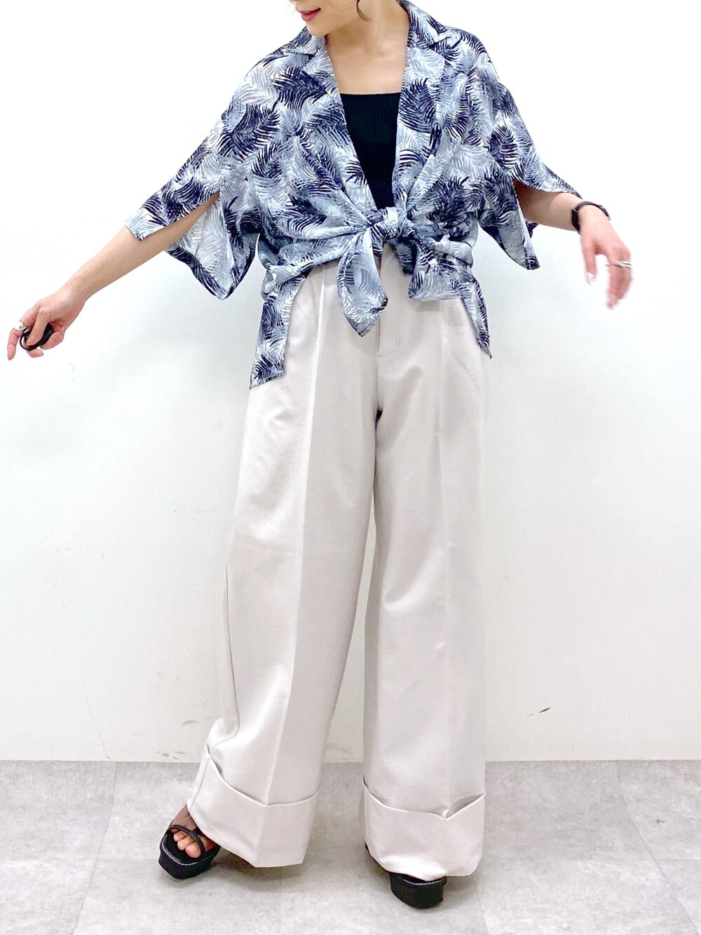 ベージュ系のスラックス、ブラック系のトップス、ブラック系のトップスを着用したレディースの夏コーディネートの5枚目の写真