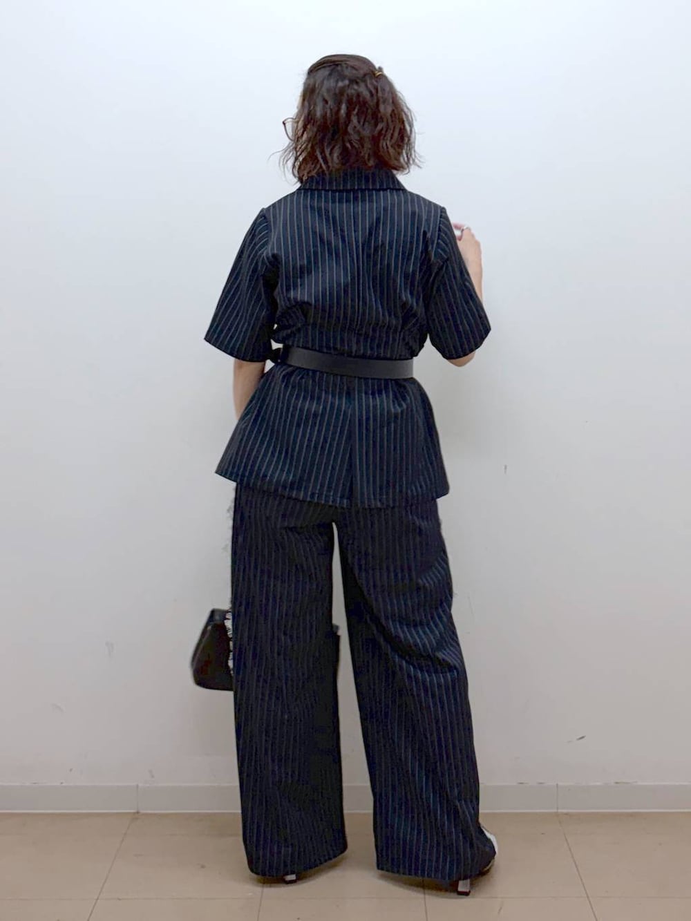 その他のサンダル、ブルー系のスラックス、グレー系のタンクトップを着用したレディースの夏コーディネートの6枚目の写真