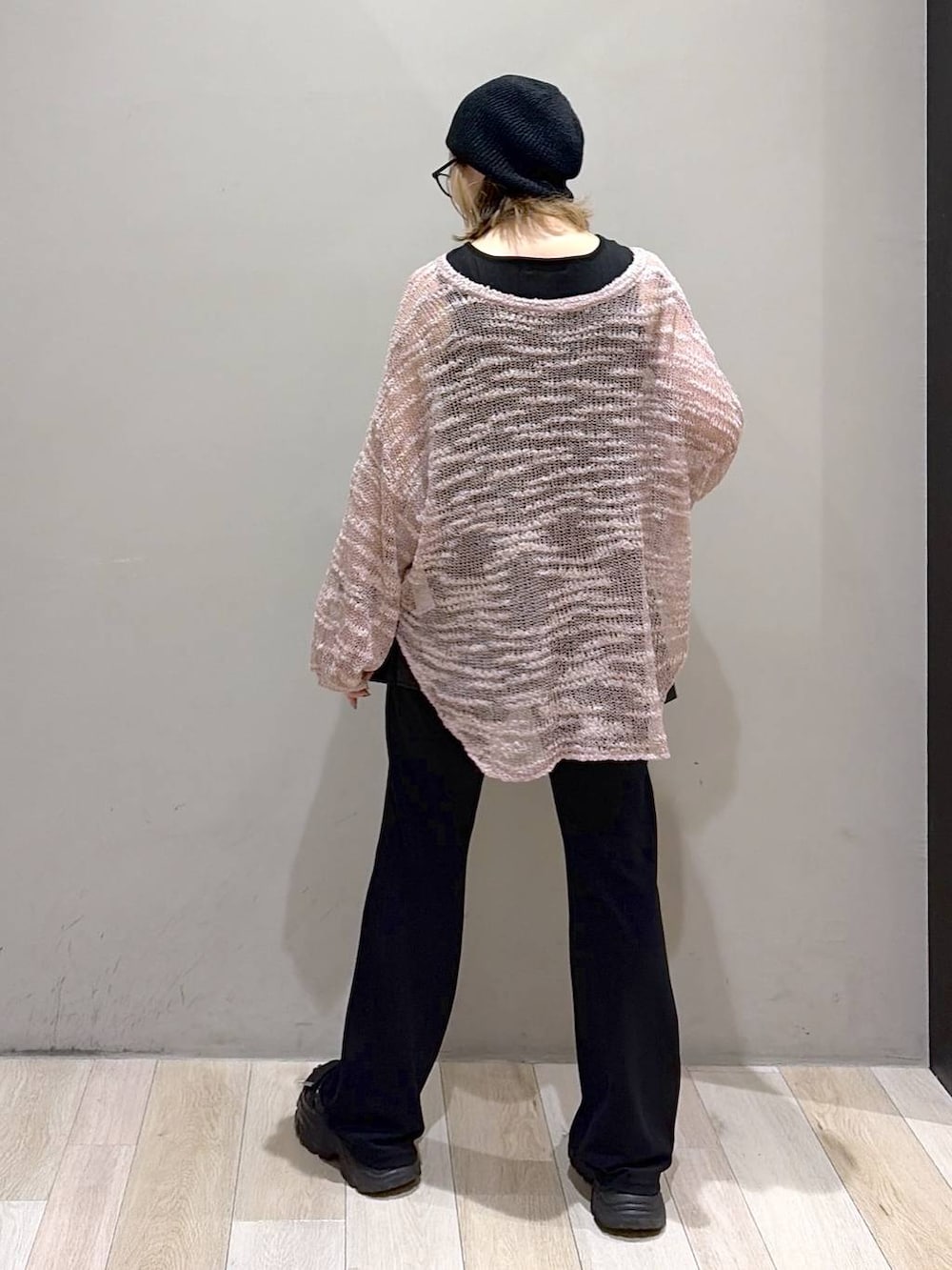 ピンク系のニット/セーター、ブラック系のタンクトップ、ブラック系のサンダルを着用したレディースの夏コーディネートの6枚目の写真