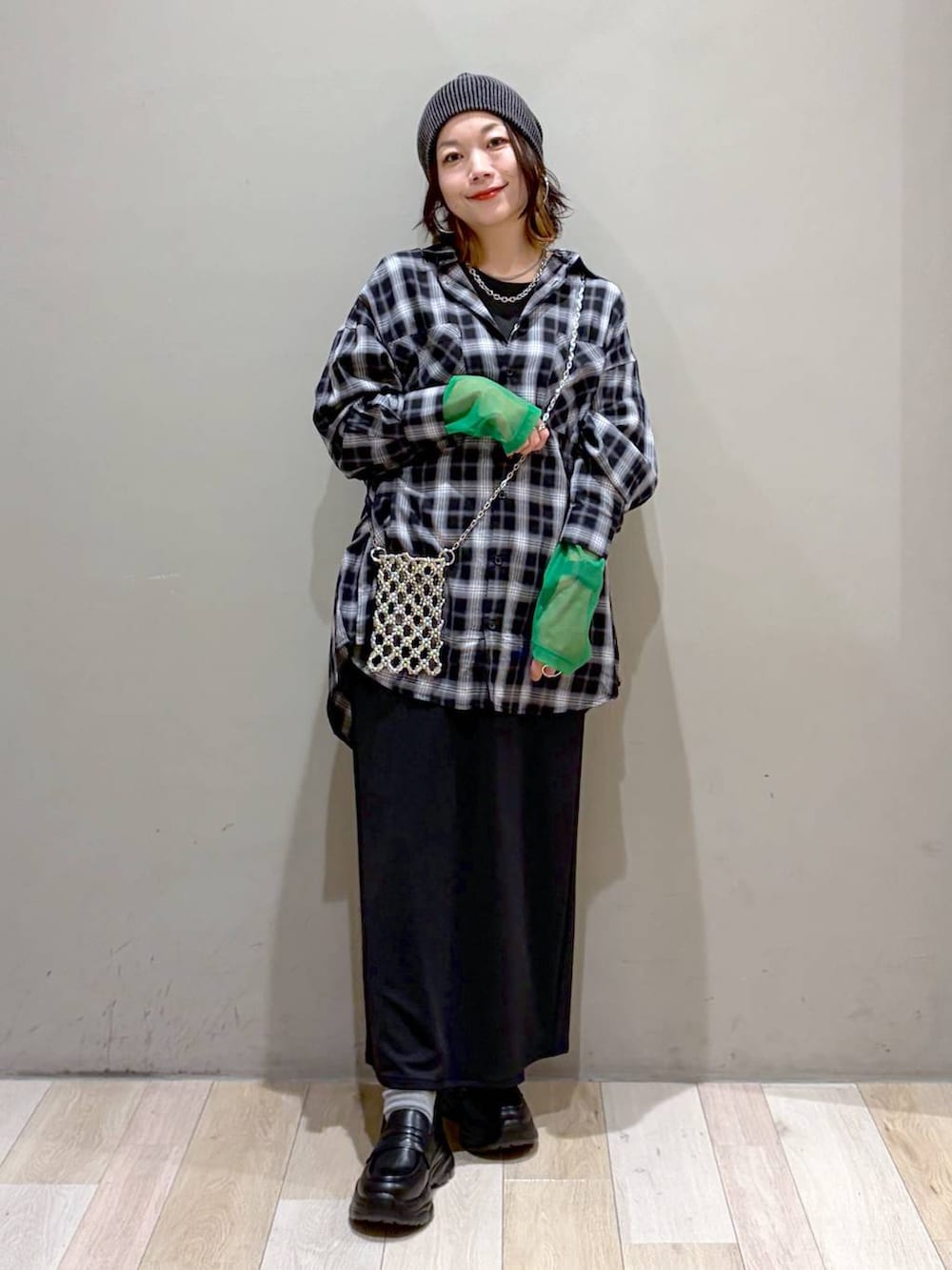 ブラック系のローファー、ブラック系のシャツ/ブラウス、ブラック系のTシャツ/カットソーを着用したレディースの夏コーディネートの9枚目の写真
