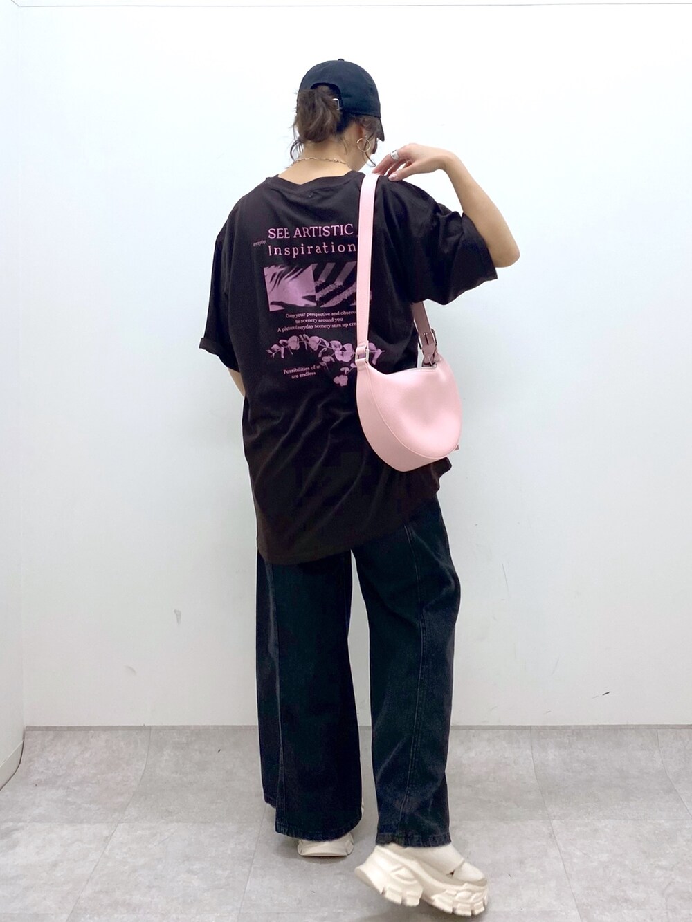 ピンク系のショルダーバッグ、ブラウン系のTシャツ/カットソー、ブラック系のデニムパンツを着用したレディースの夏コーディネートの4枚目の写真