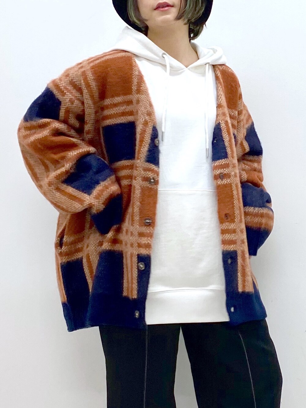 ホワイト系のトップス、ホワイト系のトップス、ブラック系のその他パンツを着用したレディースの冬コーディネートの4枚目の写真