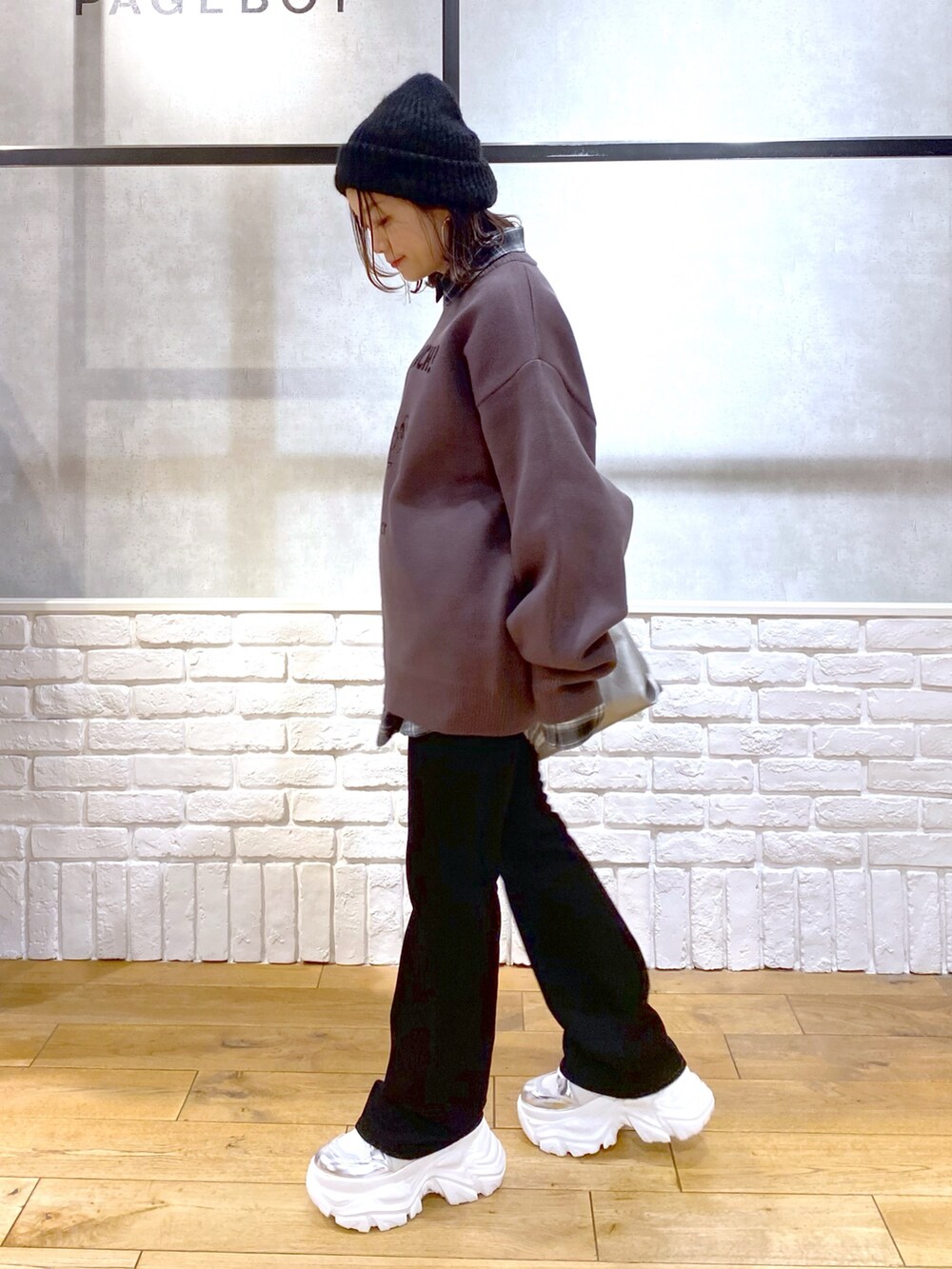 ブラック系のシャツ/ブラウス、シルバー系のトートバッグ、ブラック系のデニムパンツを着用したレディースの冬コーディネートの5枚目の写真