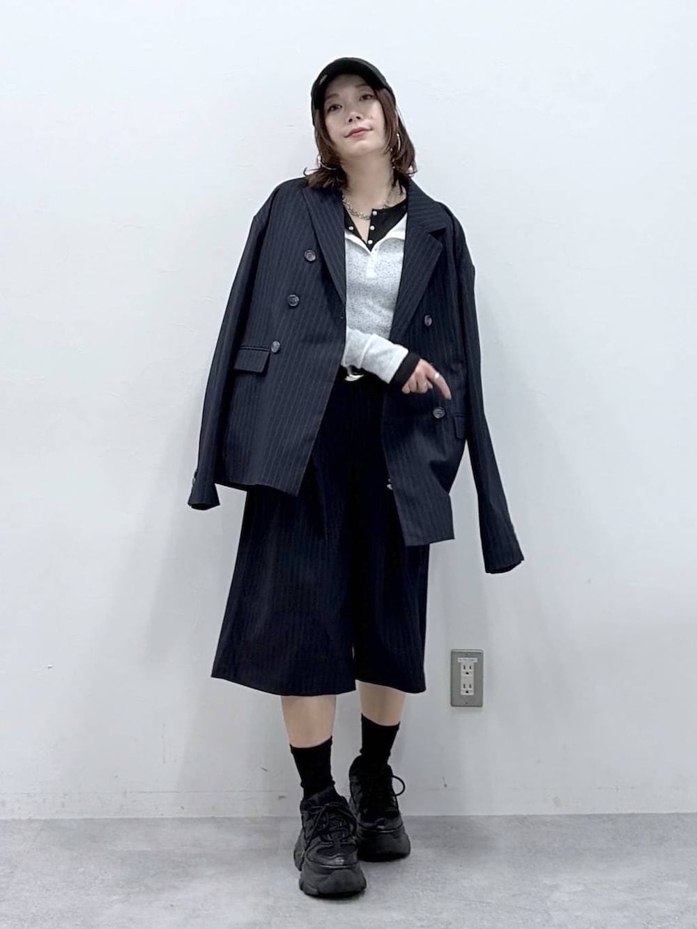 ブラック系のスニーカー、グレー系のショルダーバッグ、ブラック系のTシャツ/カットソーを着用したレディースの春コーディネートの9枚目の写真