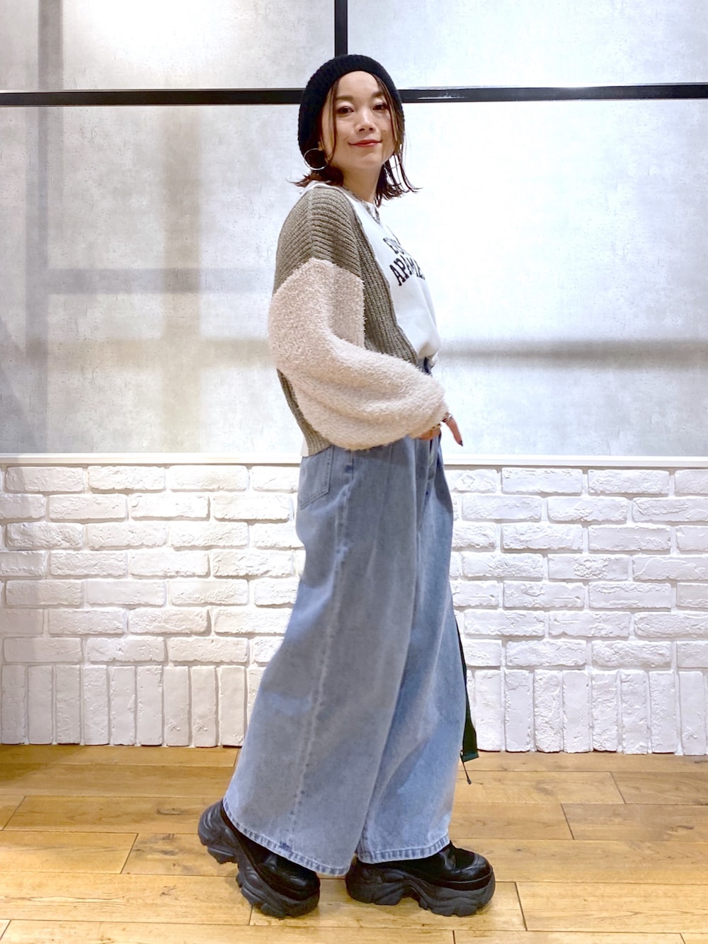「クリスマスに着たい服、デニム、ニット帽、ニット、ブーツ、テーマパークコーデ、冬コーデ、休日スタイル、きれいめカジュアル、ショルダーバッグ、低身長、オトナカジュアル、ワイドパンツ、ショート丈トップス、ロゴニット」｜「PAGEBOYのタックデニムパンツ（デニムパンツ、ブルー系）」を使った、Chisaさん（レディース・154cm）の冬コーディネートの6枚目の写真