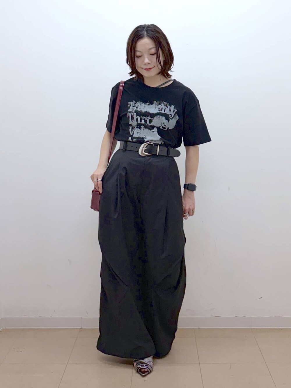 ブラック系のTシャツ/カットソー、レッド系のショルダーバッグ、その他のサンダルを着用したレディースの夏コーディネートの4枚目の写真